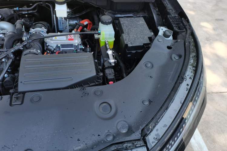 Used Dongfeng Aeolus L8 2025 Model 185KM Dream Edition Engine Bay Left