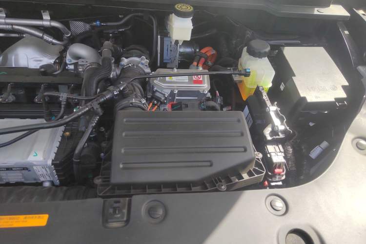 Used Dongfeng Aeolus L8 2025 Model 185KM Dream Edition Engine Bay Left
