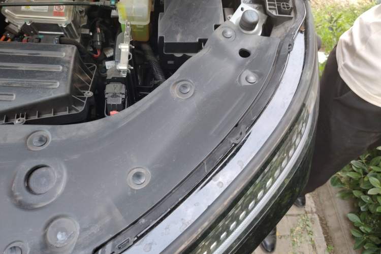Used Dongfeng Aeolus L8 2025 Model 185KM Ideal Edition Engine Bay Left