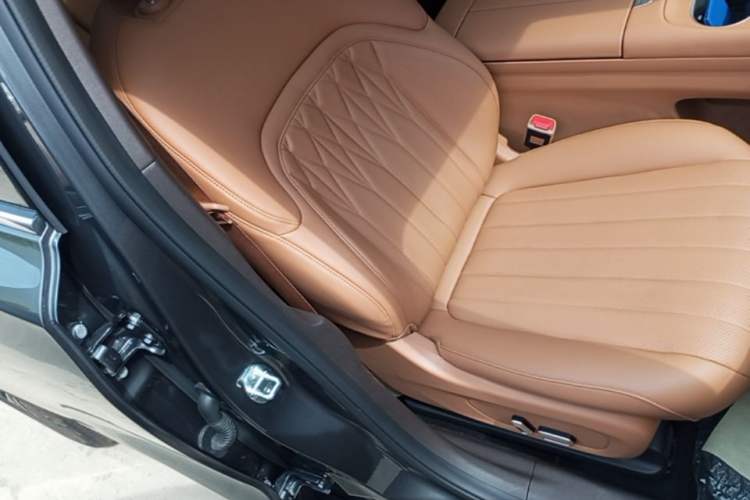 Used Dongfeng Aeolus L8 2025 Model 185KM Dream Edition Right Front Seat