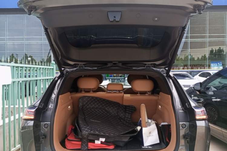 Used Dongfeng Aeolus L8 2025 Model 185KM Dream Edition Trunk