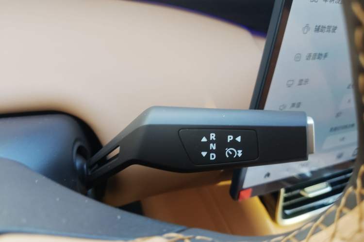 Used Dongfeng Aeolus L8 2025 Model 185KM Dream Edition Gear Lever