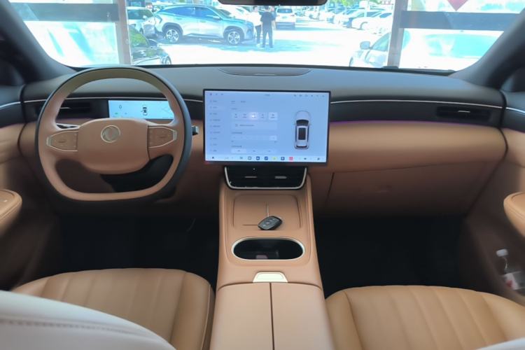 Used Dongfeng Aeolus L8 2025 Model 185KM Dream Edition Center Console