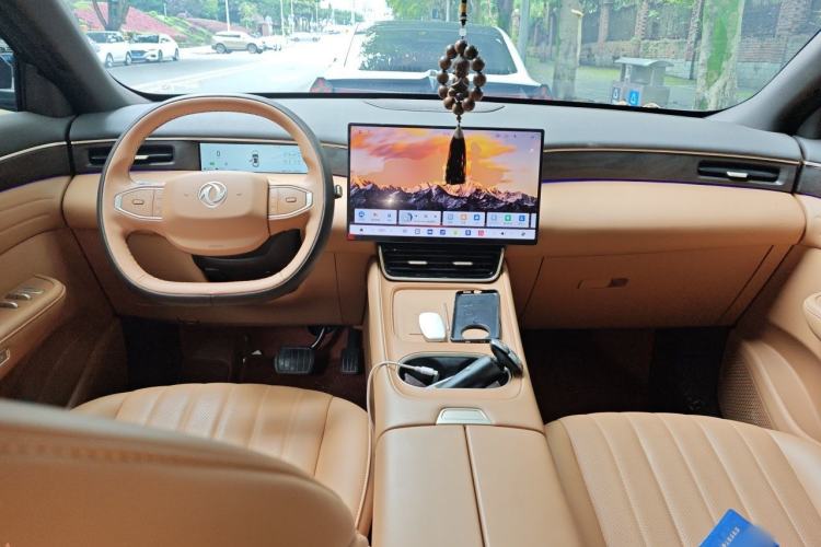 Used Dongfeng Aeolus L8 2025 Model 185KM Dream Edition Center Console