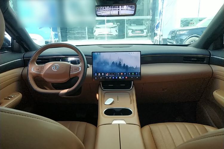 Used Dongfeng Aeolus L8 2025 Model 185KM Dream Edition Center Console