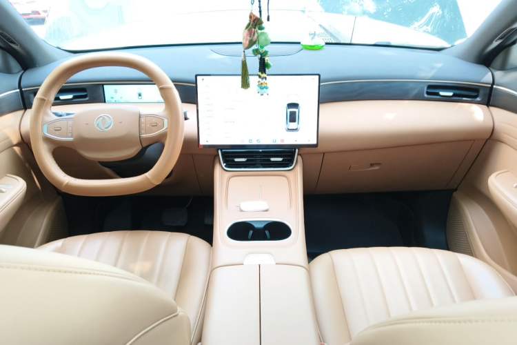 Used Dongfeng Aeolus L8 2025 Model 185KM Ideal Edition Center Console