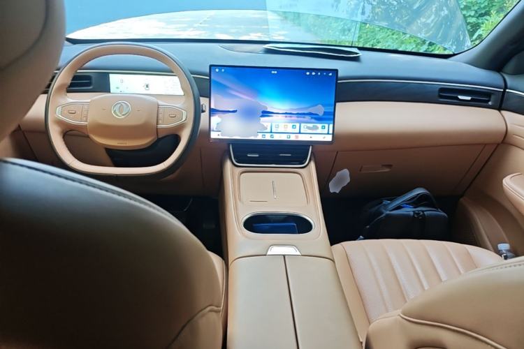 Used Dongfeng Aeolus L8 2025 Model 185KM Dream Edition Center Console