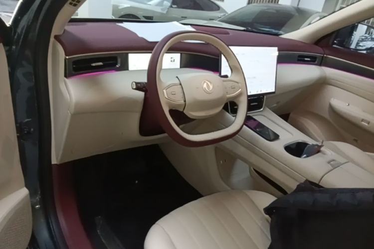 Used Dongfeng Aeolus L8 2025 Model 185KM Dream Edition Center Console
