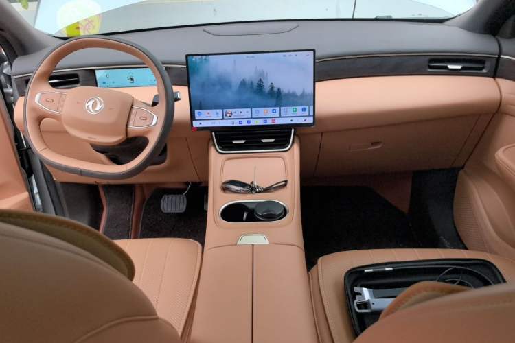 Used Dongfeng Aeolus L8 2025 Model 185KM Dream Edition Center Console