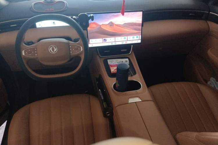 Used Dongfeng Aeolus L8 2025 Model 185KM Dream Edition Center Console