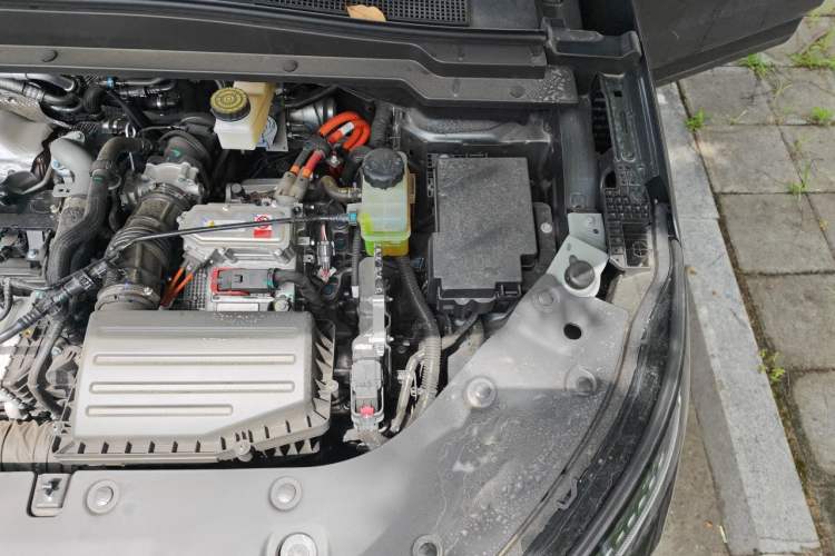 Used Dongfeng Aeolus L8 2025 Model 185KM Dream Edition Engine Bay Left