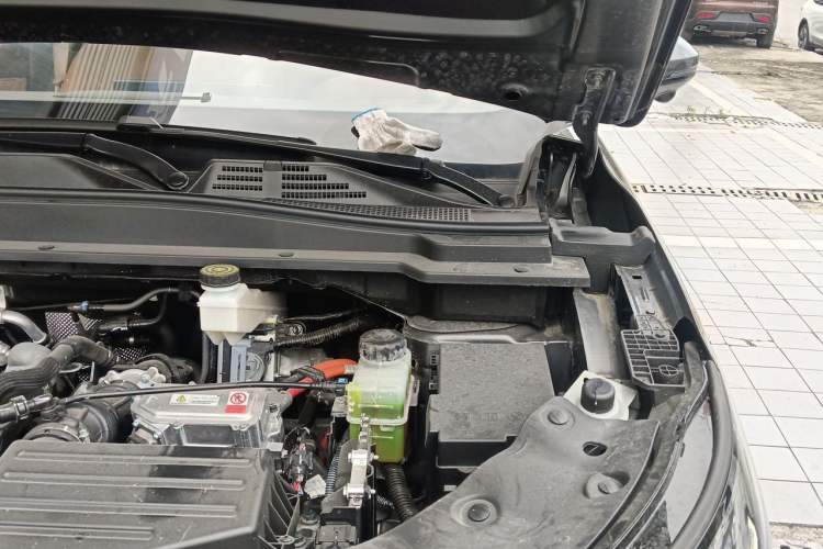 Used Dongfeng Aeolus L8 2025 Model 185KM Dream Edition Engine Bay Left