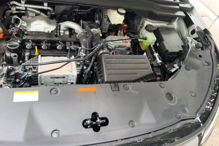 Used Dongfeng Aeolus L8 2025 Model 185KM Dream Edition Engine Bay Left