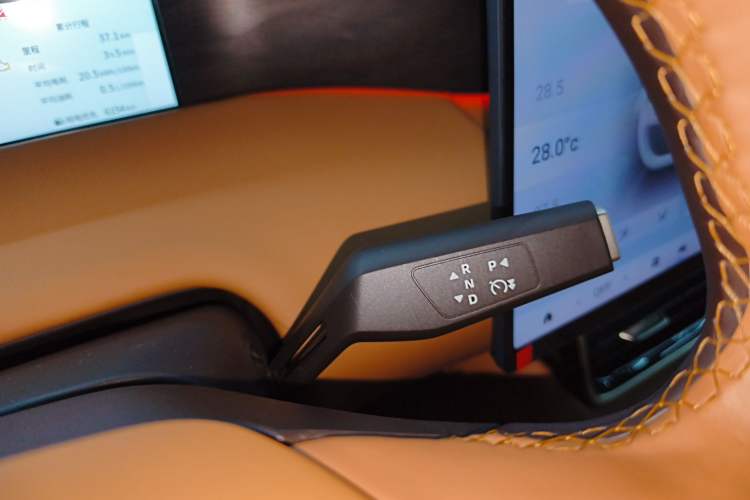 Used Dongfeng Aeolus L8 2025 Model 185KM Dream Edition Gear Lever