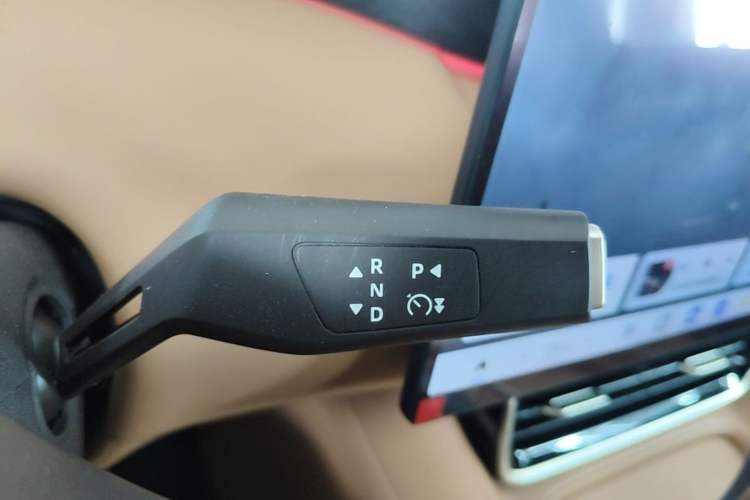 Used Dongfeng Aeolus L8 2025 Model 185KM Dream Edition Gear Lever