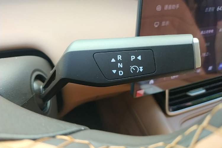 Used Dongfeng Aeolus L8 2025 Model 185KM Dream Edition Gear Lever