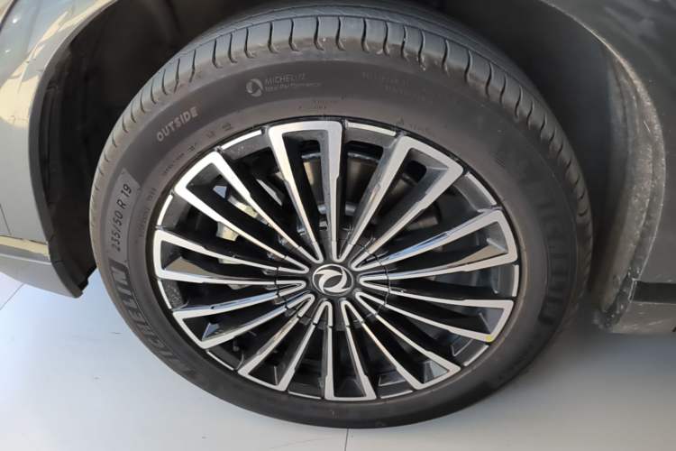 Used Dongfeng Aeolus L8 2025 Model 185KM Dream Edition Left Front Wheel Hub