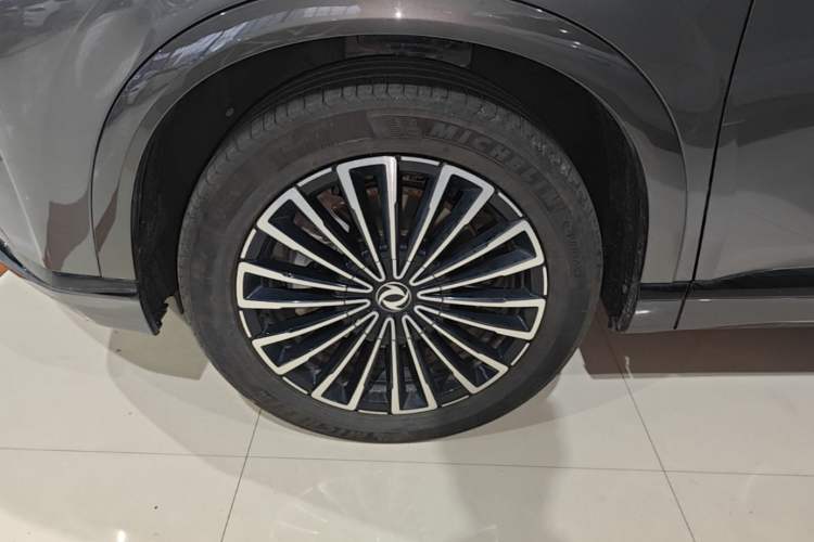Used Dongfeng Aeolus L8 2025 Model 185KM Ideal Edition Left Front Wheel Hub