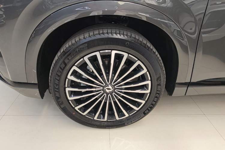 Used Dongfeng Aeolus L8 2025 Model 112KM Dream Edition Left Front Wheel Hub