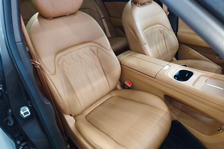 Used Dongfeng Aeolus L8 2025 Model 185KM Dream Edition Right Front Seat