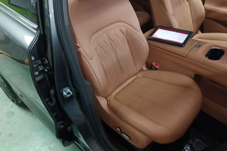 Used Dongfeng Aeolus L8 2025 Model 185KM Dream Edition Right Front Seat