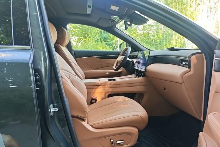 Used Dongfeng Aeolus L8 2025 Model 185KM Dream Edition Right Front Seat