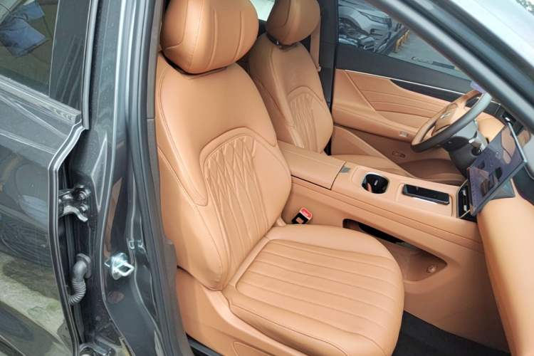 Used Dongfeng Aeolus L8 2025 Model 185KM Dream Edition Right Front Seat