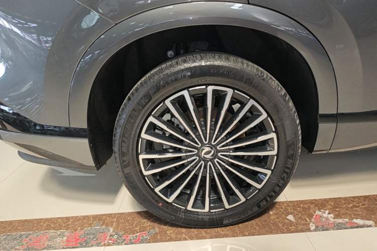 Used Dongfeng Aeolus L8 2025 Model 112KM Dream Edition Right Rear Wheel Hub