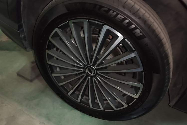 Used Dongfeng Aeolus L8 2025 Model 185KM Dream Edition Right Rear Wheel Hub