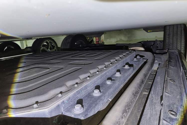 Used Dongfeng Aeolus L8 2025 Model 185KM Dream Edition Right Side Sill