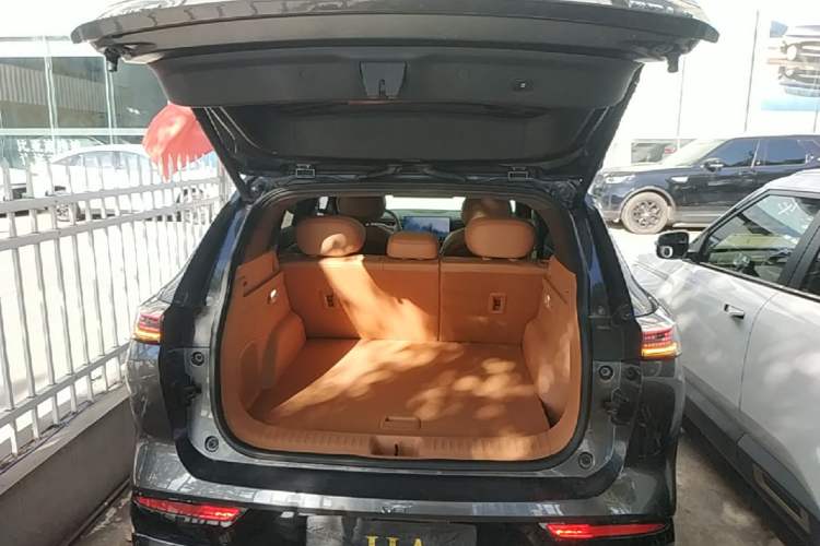 Used Dongfeng Aeolus L8 2025 Model 185KM Dream Edition Trunk