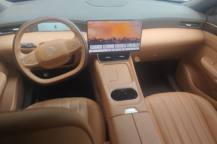 Used Dongfeng Aeolus L8 2025 Model 185KM Dream Edition Center Console