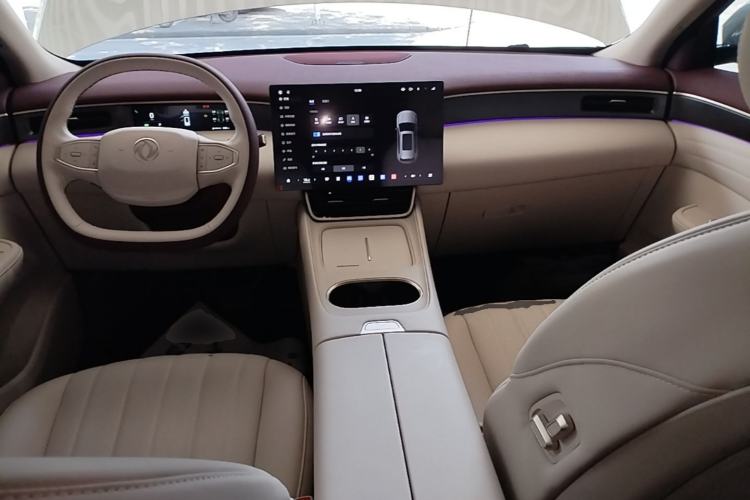 Used Dongfeng Aeolus L8 2025 Model 185KM Dream Edition Center Console