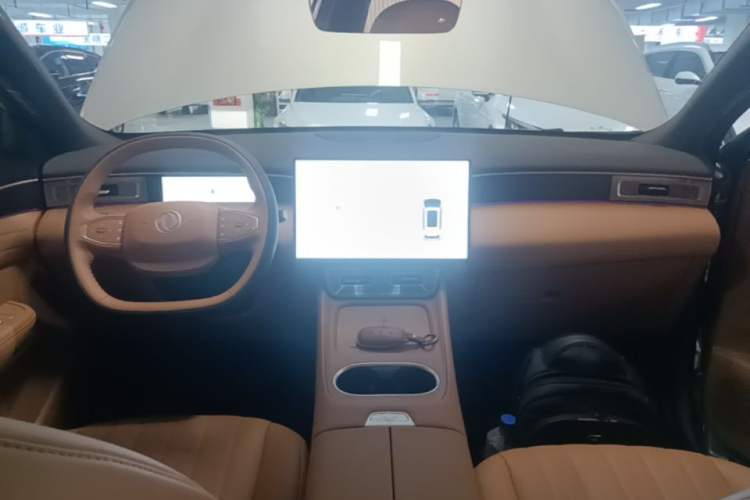 Used Dongfeng Aeolus L8 2025 Model 185KM Dream Edition Center Console