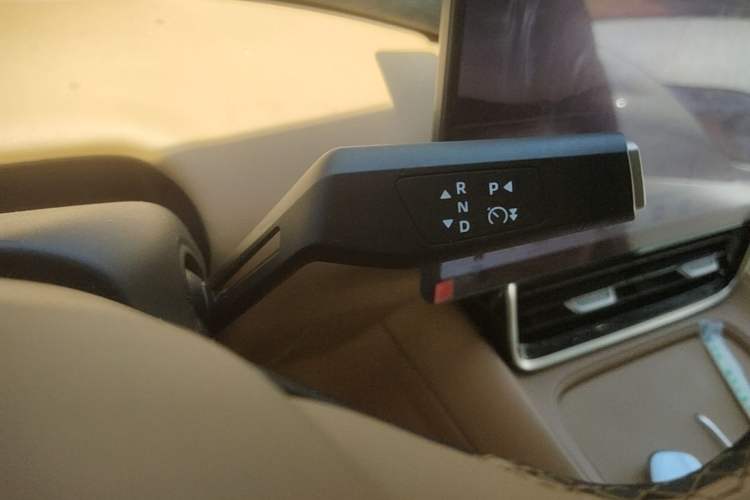 Used Dongfeng Aeolus L8 2025 Model 185KM Dream Edition Gear Lever