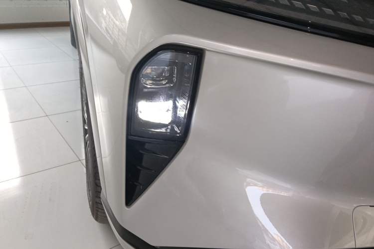 Used Dongfeng Aeolus L8 2025 Model 185KM Dream Edition Right Front Headlight