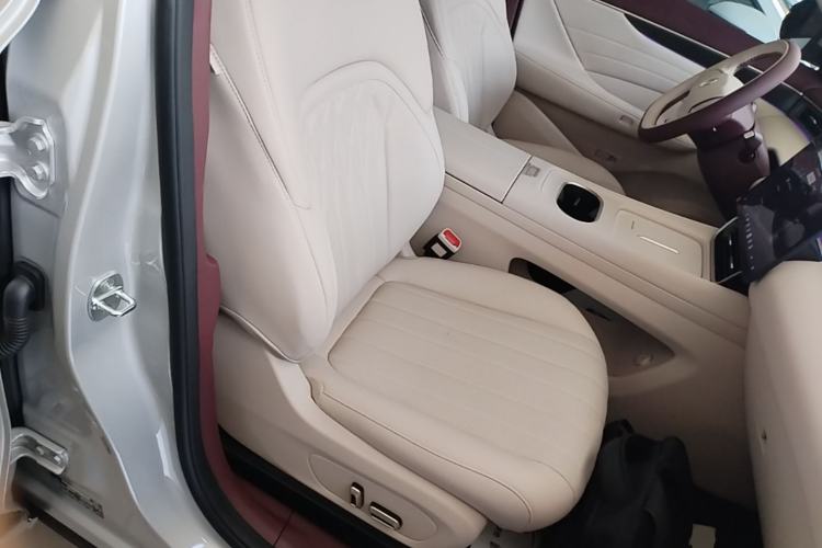 Used Dongfeng Aeolus L8 2025 Model 185KM Dream Edition Right Front Seat