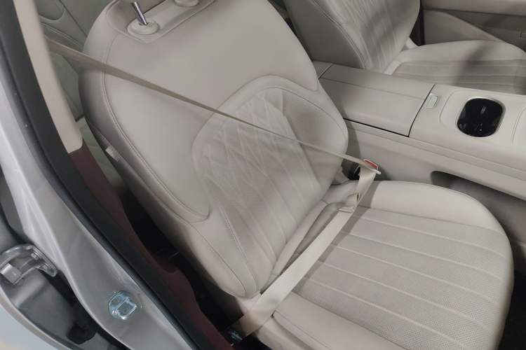Used Dongfeng Aeolus L8 2025 Model 185KM Dream Edition Right Front Seat