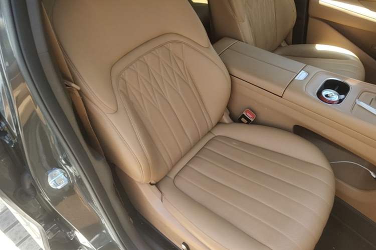 Used Dongfeng Aeolus L8 2025 Model 185KM Dream Edition Right Front Seat