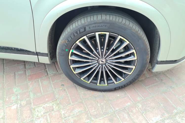 Used Dongfeng Aeolus L8 2025 Model 185KM Dream Edition Right Front Wheel Hub