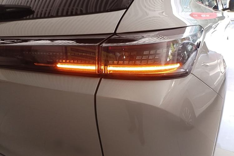Used Dongfeng Aeolus L8 2025 Model 185KM Dream Edition Right Rear Taillight