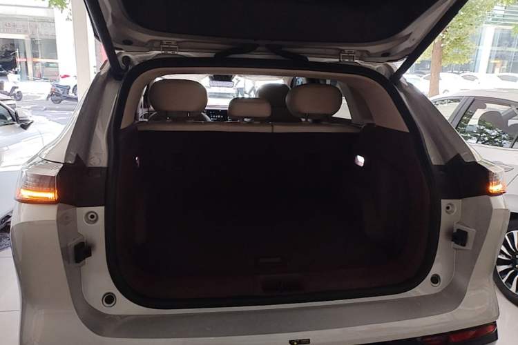 Used Dongfeng Aeolus L8 2025 Model 185KM Dream Edition Trunk