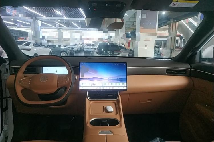 Used Dongfeng Aeolus L8 2025 Model 185KM Dream Edition Center Console