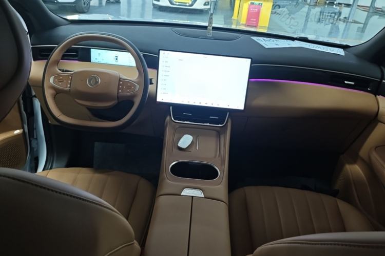 Used Dongfeng Aeolus L8 2025 Model 185KM Dream Edition Center Console
