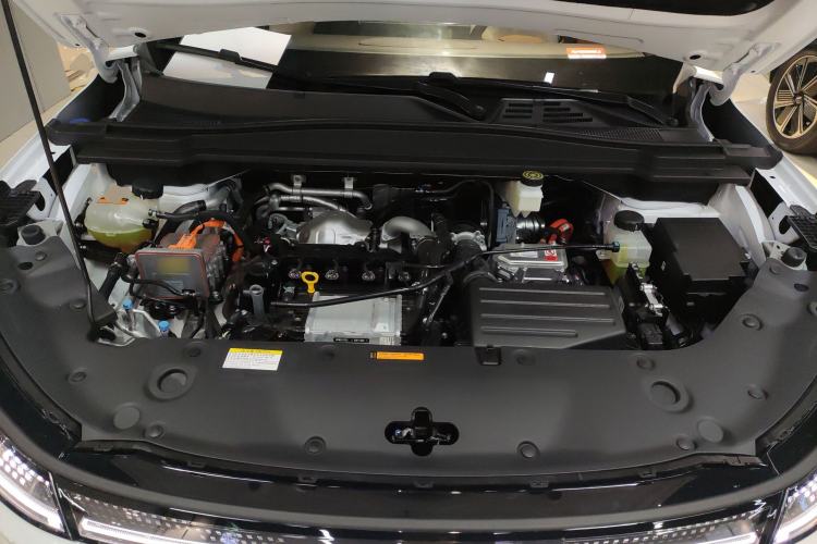 Used Dongfeng Aeolus L8 2025 Model 185KM Ideal Edition Engine Bay