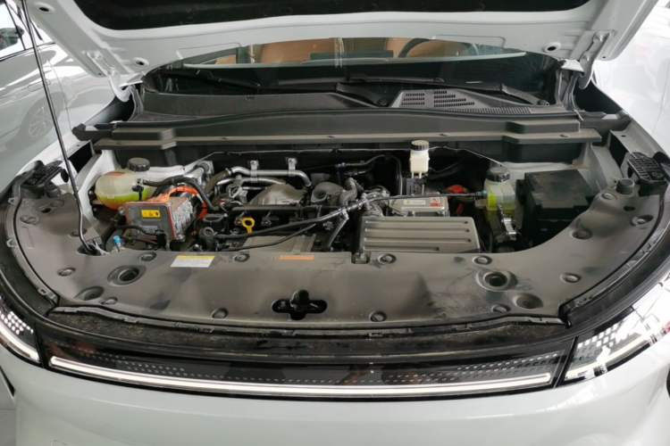 Used Dongfeng Aeolus L8 2025 Model 112KM Ideal Edition Engine Bay