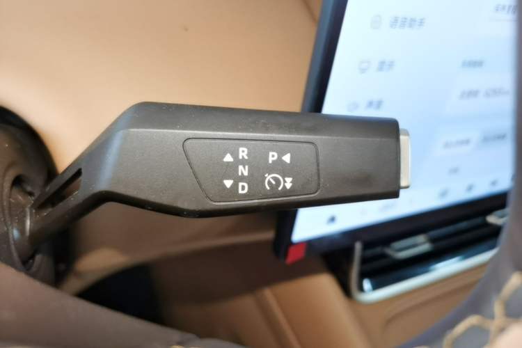 Used Dongfeng Aeolus L8 2025 Model 112KM Ideal Edition Gear Lever