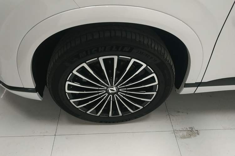 Used Dongfeng Aeolus L8 2025 Model 112KM Ideal Edition Left Front Wheel Hub