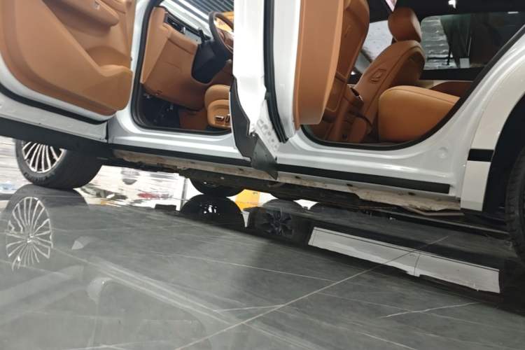 Used Dongfeng Aeolus L8 2025 Model 185KM Dream Edition Left Side Sill