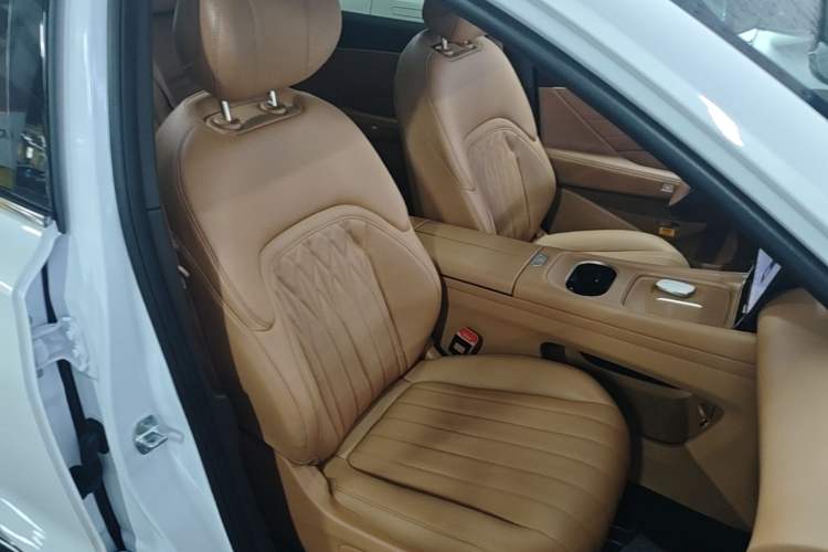Used Dongfeng Aeolus L8 2025 Model 185KM Dream Edition Right Front Seat